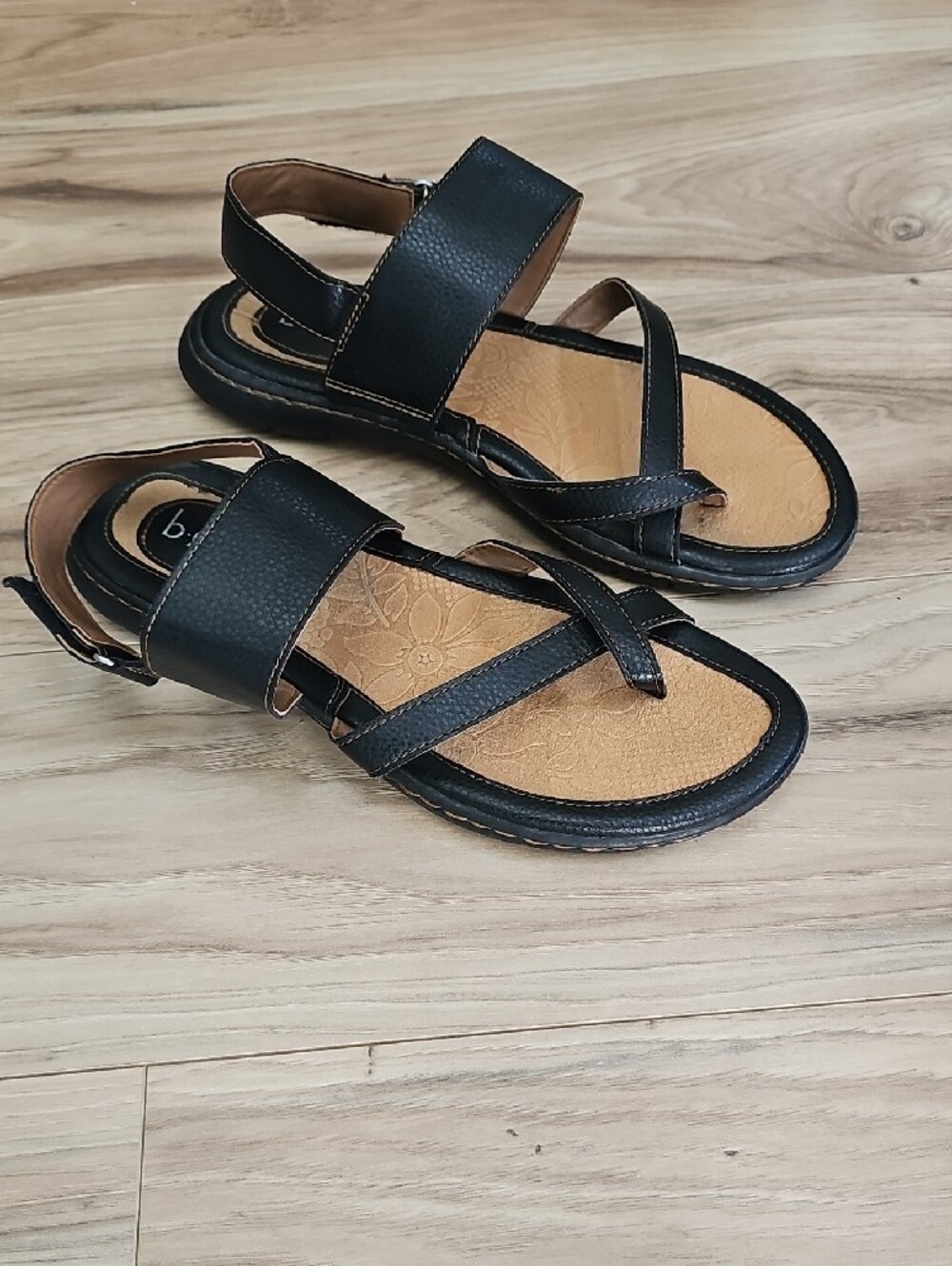 b.o.c Black Leather-Strap Women’s Sandals with Tan Footbed